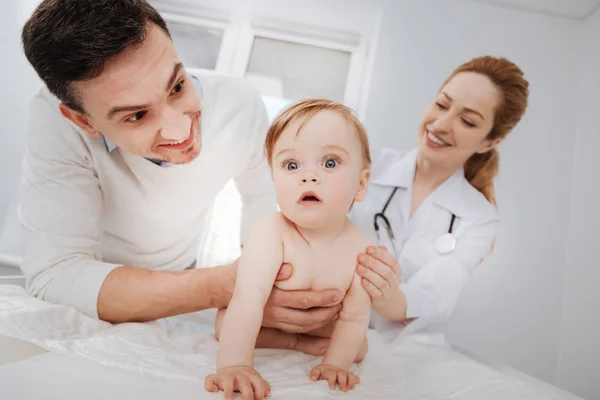 Ingenioso padre inteligente entreteniendo a su hijo — Foto de Stock