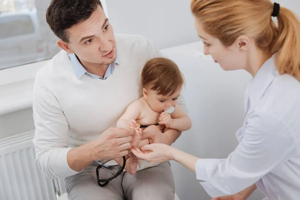 Neugierige liebenswerte Kleinkind spielt mit Ärzten Ausrüstung — Stockfoto