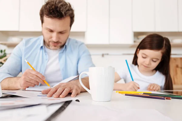 Padre e sua figlia disegnano con le matite — Foto Stock