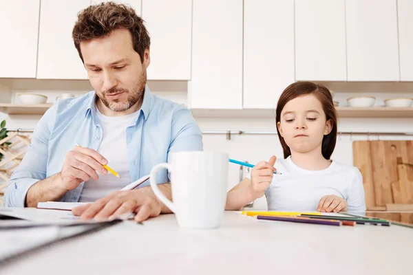 Father and his daughter checking out their drawings — Stock Photo, Image