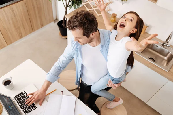 Hermosa niña expresando su felicidad — Foto de Stock