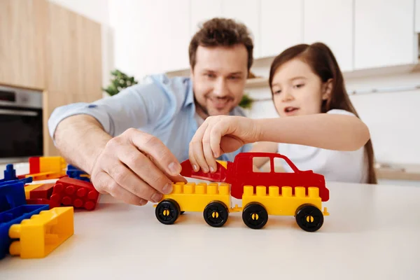 Amorevole padre e la sua piccola figlia assemblaggio set di costruzione — Foto Stock