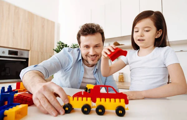 Padre e sua figlia fare un modello di auto — Foto Stock