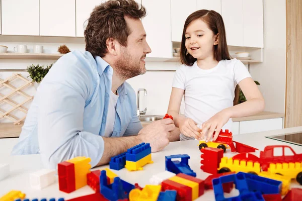 Padre amorevole aiutare la figlia con un set di costruzione — Foto Stock