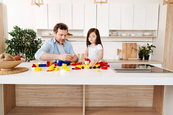 Single-parent family playing with a construction set — Stock Photo, Image