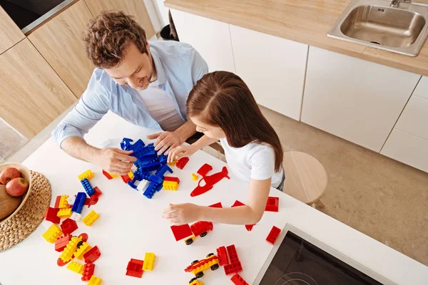 Pai feliz e sua filha envolvidos em jogar — Fotografia de Stock