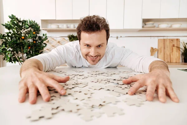 Jeune homme se rapprochant d'un puzzle — Photo