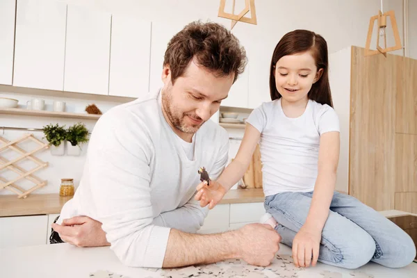 Single-parent family spending time together while doing puzzle — Stock Photo, Image
