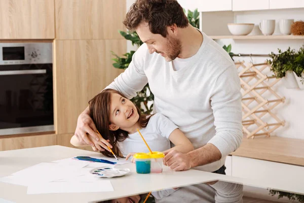 Schöner Vater und seine süße Tochter schauen verspielt — Stockfoto