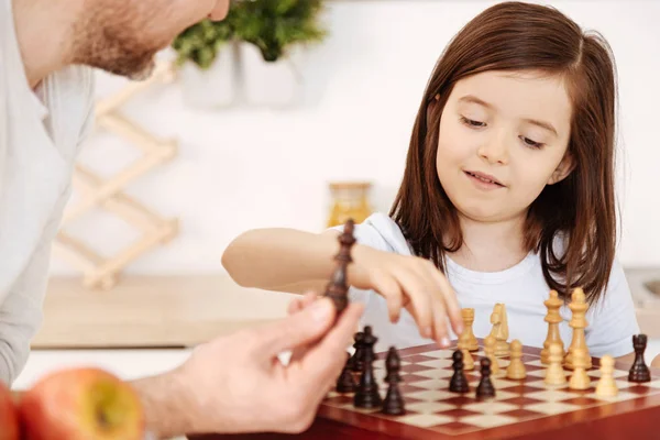 Bella bambina che allestisce una scacchiera — Foto Stock