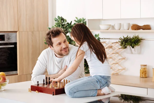 Ojciec, podziwiając jego córka podczas gry w szachy — Zdjęcie stockowe