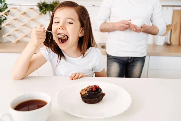 Niña mirando encantada con su pastel — Foto de Stock