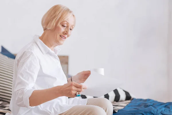 Pozitivní radost ženské důchodce sedí v pozici semi — Stock fotografie