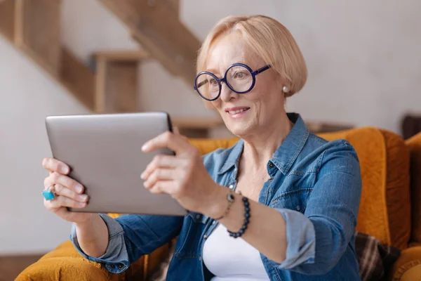 Potěšen, Žena v obou rukou držel tabletu — Stock fotografie