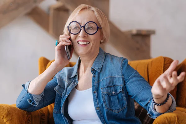Приваблива жінка розмовляє по телефону — стокове фото