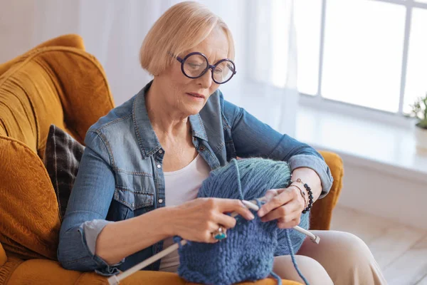 Amable vieja hembra mirando atentamente el proceso — Foto de Stock