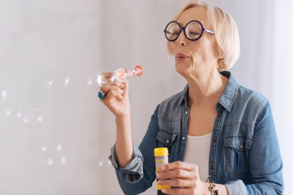 Восхитительная женщина играет с пузырьками — стоковое фото