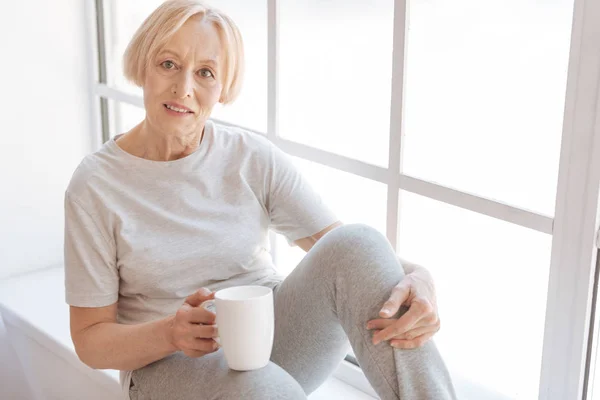 Retrato de mujer encantada mientras descansa — Foto de Stock