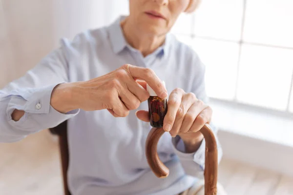 Nahaufnahme weiblicher Hände, die versuchen, die Medizin zu öffnen — Stockfoto