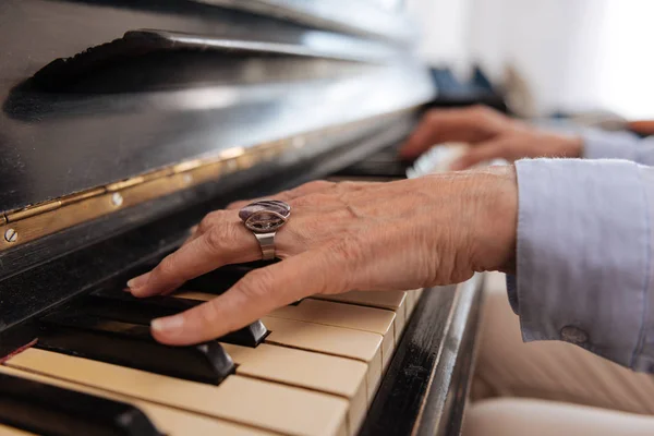 Mãos femininas de mulher madura tocando piano — Fotografia de Stock
