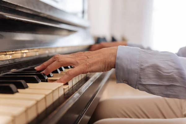 Крупним планом жіноча рука під час гри на піаніно — стокове фото