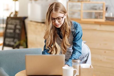 Dizüstü bilgisayarda yazarak oldukça genç kız