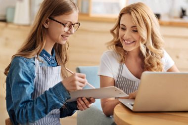 Gülümseyen anne kızı fikirler kontrol