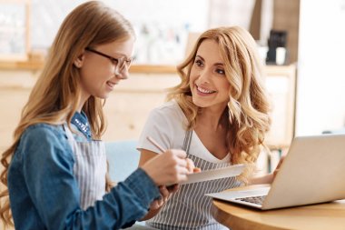 Mutlu anne çalışma kızı gururla arıyorsunuz