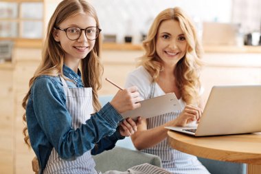 Şirin anne ve kızı birlikte bir proje üzerinde çalışıyor