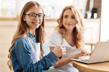 Notlar yaparken poz güzel kız