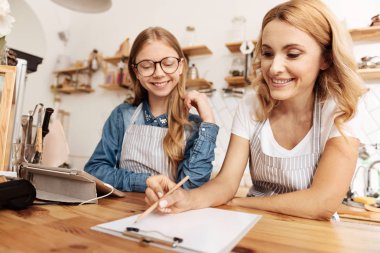 Şefkatli anne kızı ile onu Cafe Yönetimi deneyim paylaşımı