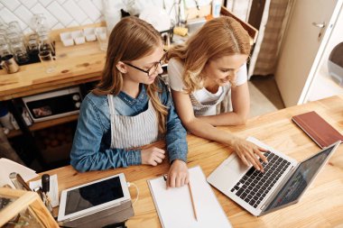 İlham anne ve kızı ortak bir proje üzerinde çalışıyor