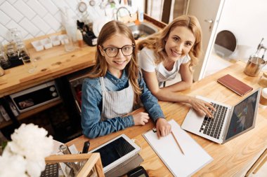 Hoş anne ve kızı yeni kavramlar üzerine çalışma