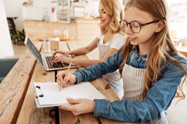 Tatlı kızı ve annesi üzerindeki çalışmalarını odaklı olmak