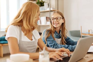 Anne ve kızı birbirine sevgiyle bakarak