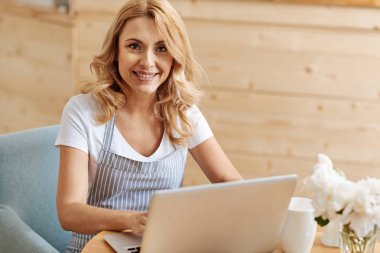 Cafe masa laptop ile poz muhteşem bir kadın