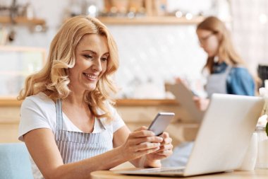 Onu serbest zaman sevimli genç kadın manifatura