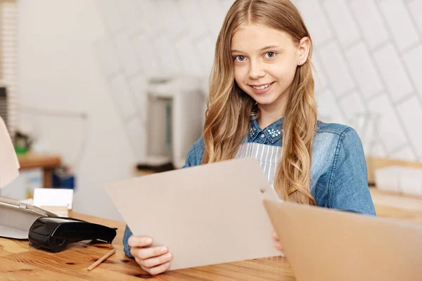 Dulce sonrisa adolescente sosteniendo un menú — Foto de Stock