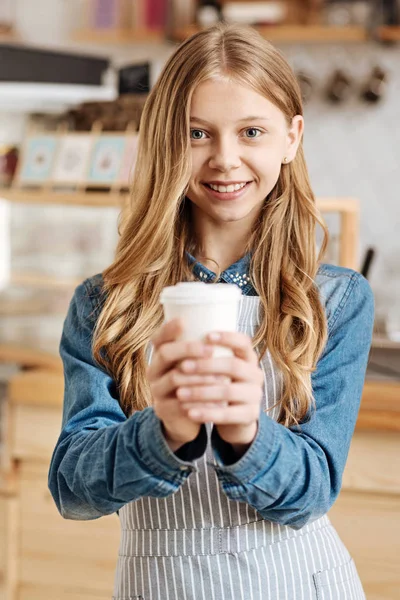 Preciosa adolescente posando con una taza de café — Foto de Stock