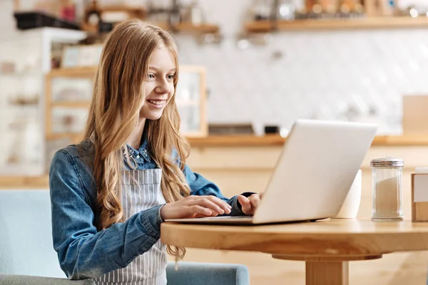 Aangename teenage barista uitvoeren van marktonderzoek — Stockfoto