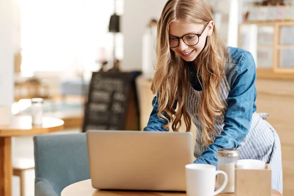 Szőke tizenéves barista dolgozik rajta laptop — Stock Fotó