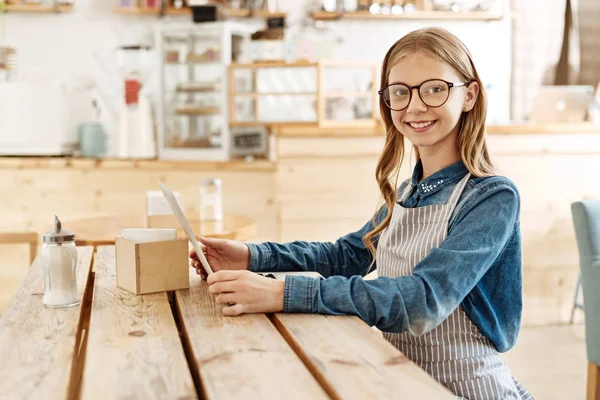 Dolce ragazza adolescente familiarizzare con un menu — Foto Stock