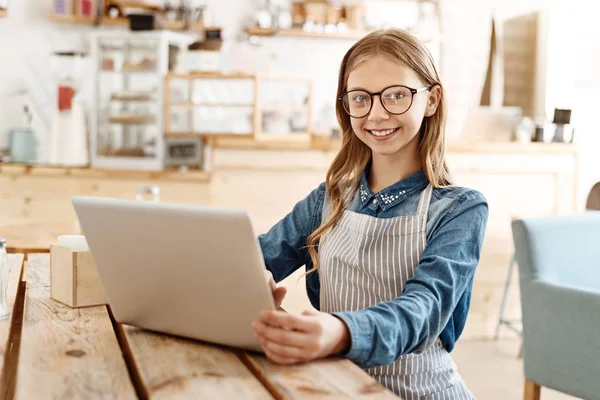 Aranyos tizenéves barista használ egy laptop egy kávézóban — Stock Fotó