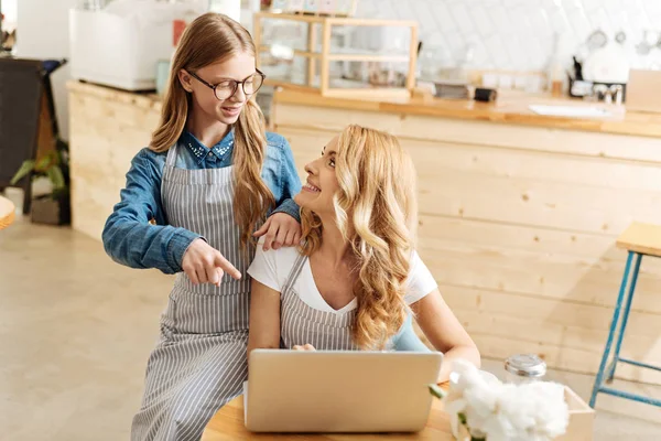 Gelukkig moeder op zoek naar haar dochter met affectie — Stockfoto