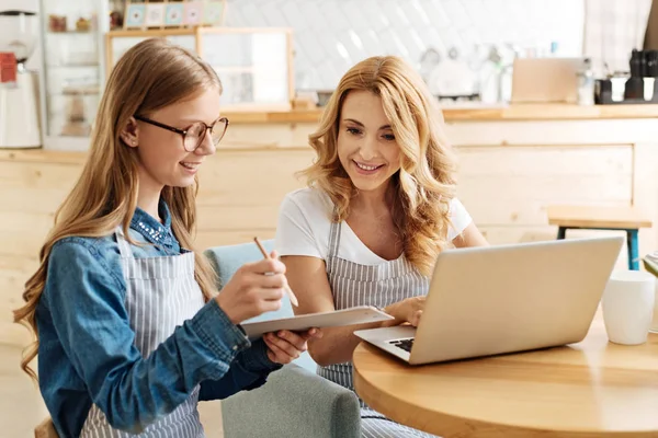 Preciosa madre escuchando las ideas de su hija — Foto de Stock