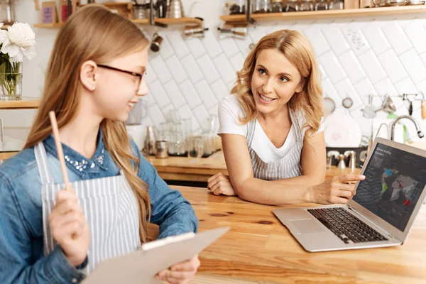 Ung mamma undervisning hennes dotter grunderna i nationalekonomi — Stockfoto