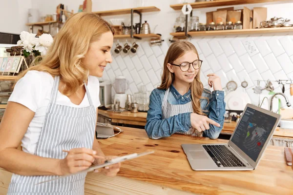 Jolie mère écoutant la présentation de ses filles — Photo