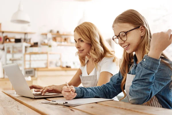 Trevlig mor och dotter att vara involverad i studier — Stockfoto