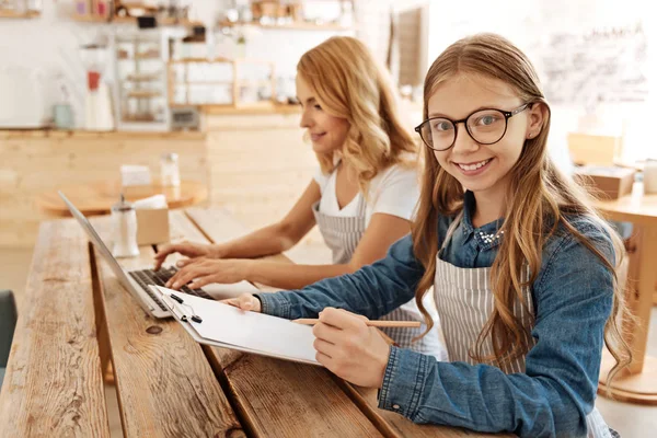 Charmante tienermeisje haar eerstvolgende werkdag plannen — Stockfoto