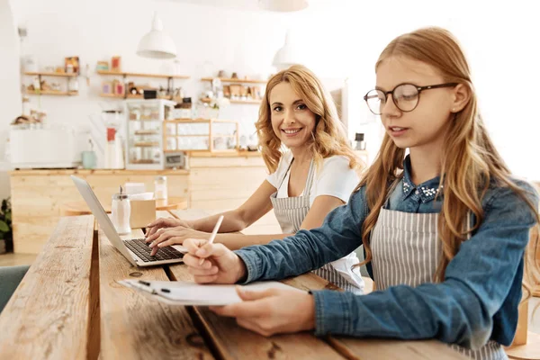 Mooie moeder en dochter wordt geconcentreerd op het werk — Stockfoto